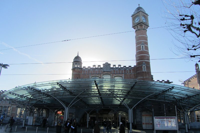 Station Gent-Sint-Pieters.jpg - Station Gent-Sint-Pieters werd in 1912 gebouwd als voorbereiding op de wereldtentoonstelling van 1913. tijdens renovatie in 1999 werd ontdekt dat de toren er bijzonder slecht aan toe was. Steen voor steen is de toren afgebroken en in 2006 opnieuw opgebouwd.